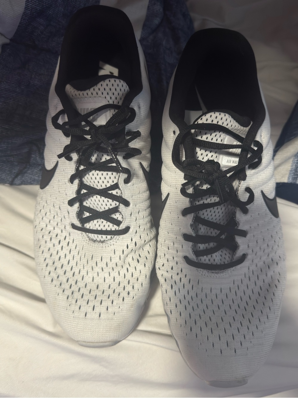 Nike Men’s White and Black Knit Running Sneakers